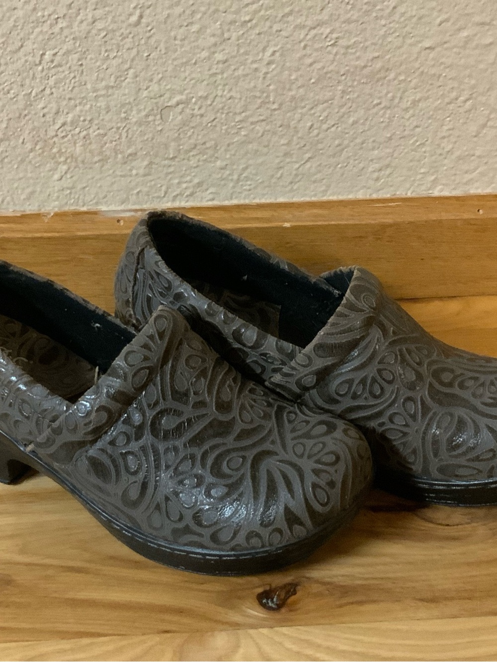 Women's Tooled Embossed Gray Nadiyya Slip-On Comfort Clogs